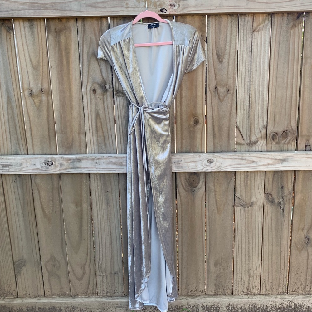 ✨Nasty Gal Champagne Velvet Midi Wrap dress✨